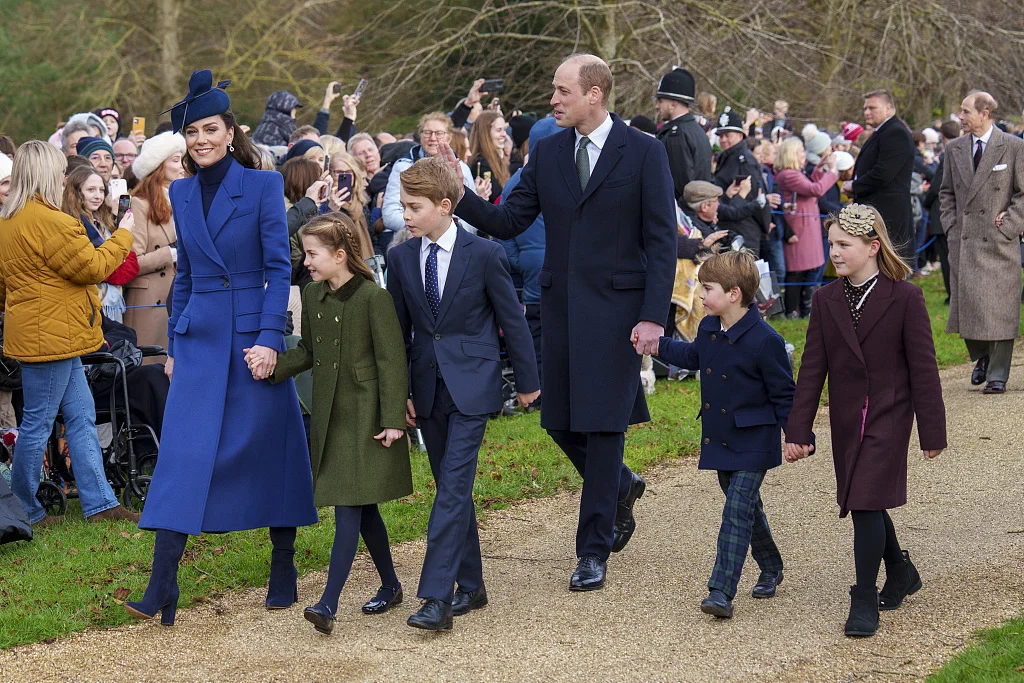 去年12月25日，威廉、凯特和孩子们参加圣诞节活动。（视觉中国）
