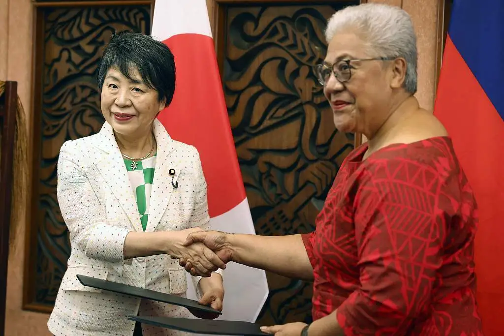 当地时间2024年2月10日，萨摩亚阿皮亚，日本外相上川阳子(左)与萨摩亚总理马塔阿法握手。