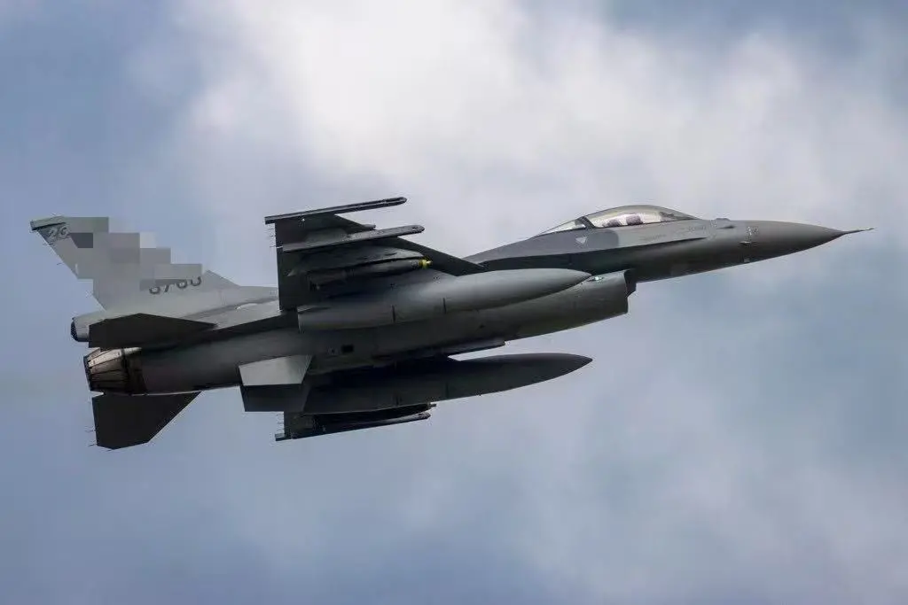 台空军一架F-16失联,飞行员跳伞后下落不明