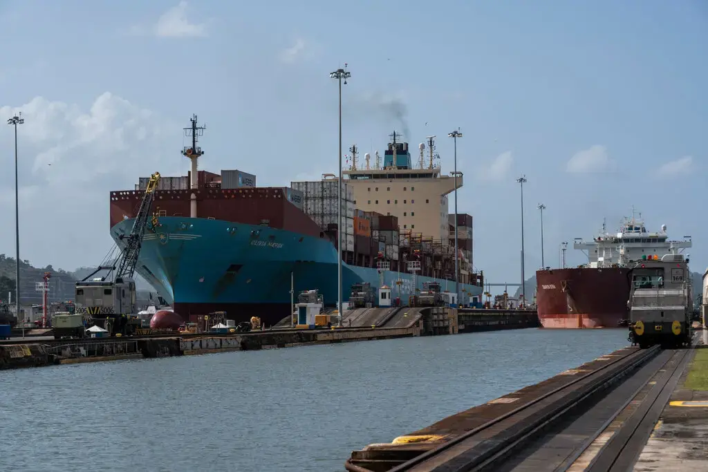 ▎中國在巴拿馬運河投資營運的港口及進行商業合作的貨輪。圖源:The NewYork Times