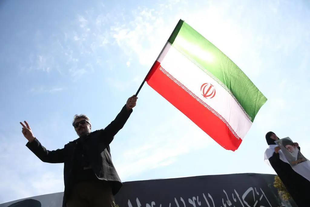 3月4日，在伊朗首都德黑兰市中心革命广场，民众集会谴责美国和以色列对伊朗的军事行动。新华社记者沙达提摄