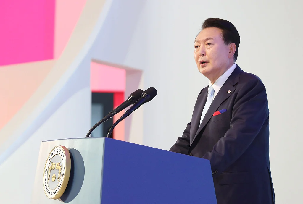 15日，韩国首尔，尹锡悦在光复节讲话中大谈日本是“共享普世价值的伙伴”，引发其国内的猛烈批评