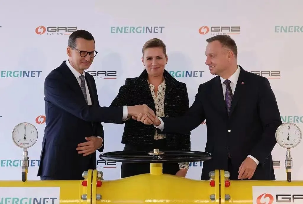 ▎ 9月27日，波兰总理马特乌什·莫拉维茨基（左），丹麦首相弗雷泽里克森（中）、波兰总统杜达（右）开启了新的波罗的海天然气管道。