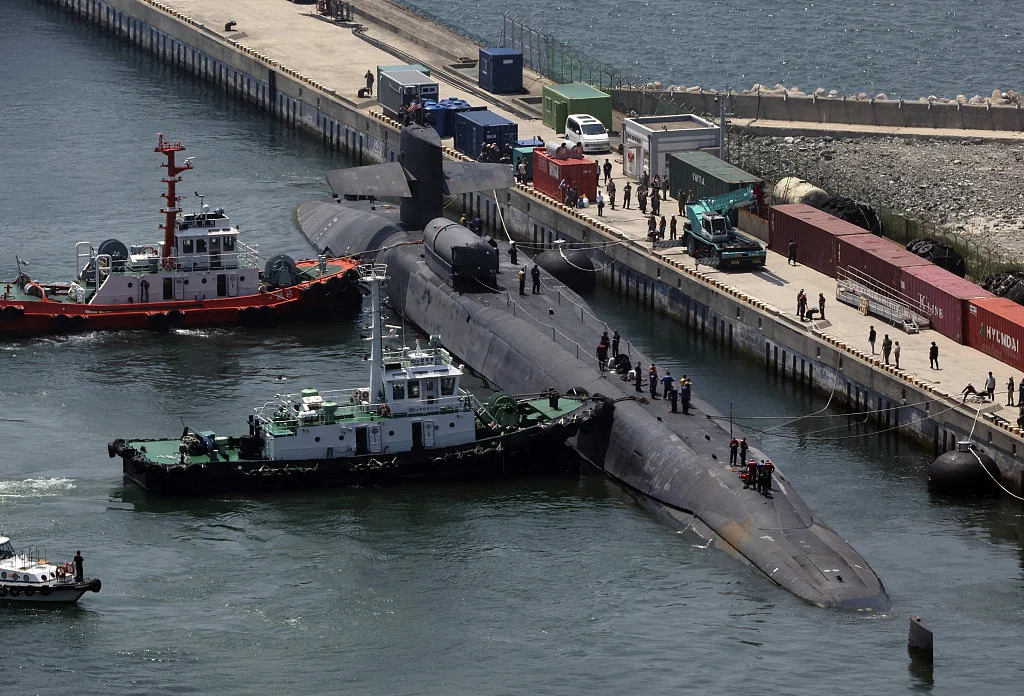 美国海军“俄亥俄”级核潜艇“密歇根”号16日上午10时许驶入釜山作战基地。（视觉中国）