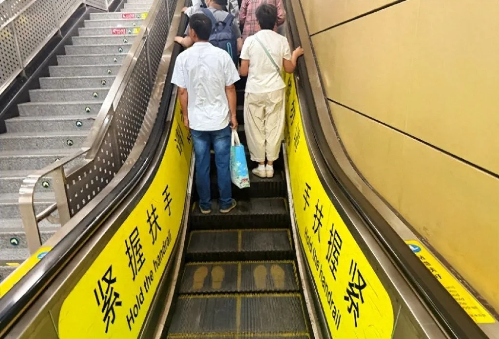 多地不再提倡!乘坐扶梯“左行右立”的习惯该改了