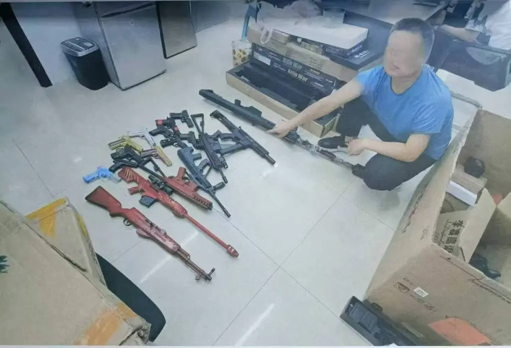 王威龙指认被查获的仿真枪