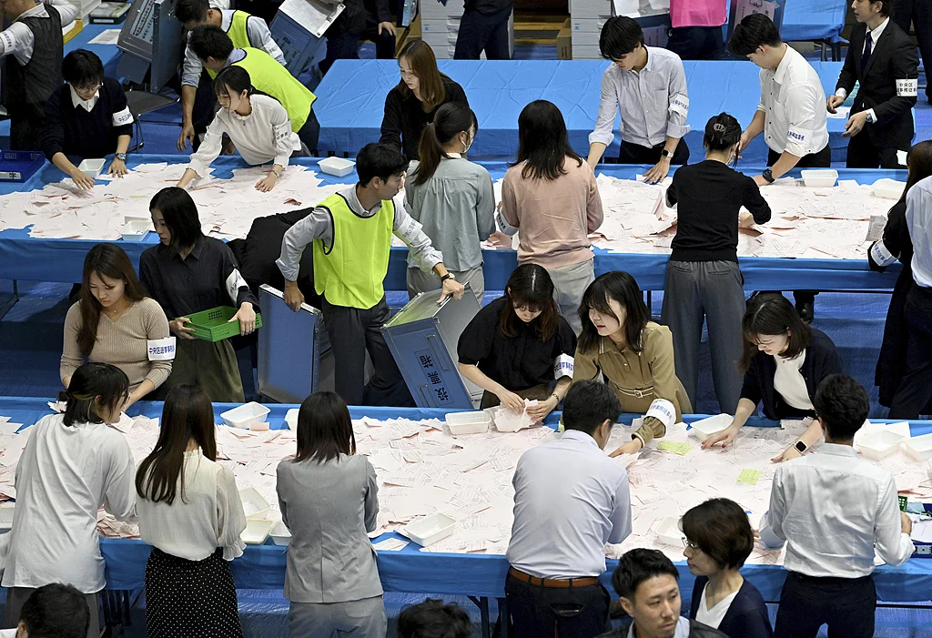 27日，日本东京，选举管理委员会工作人员在清点选票。  （视觉中国）