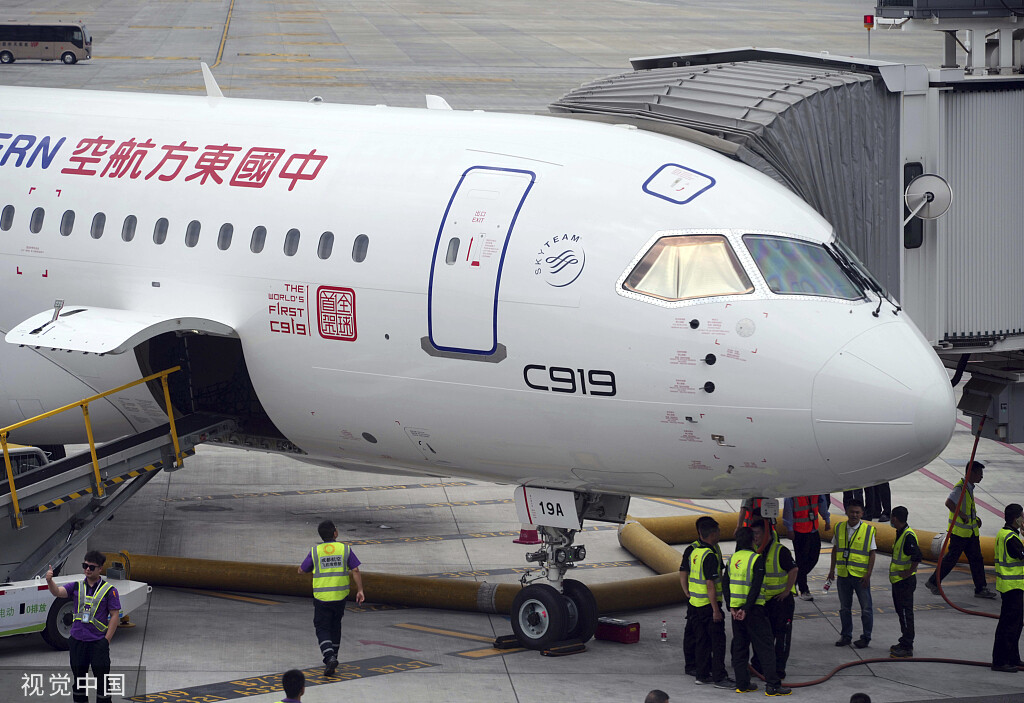 2023年5月29日，成都，东方航空的C919飞机抵达天府国际机场，这是它在四川的首次飞行。我国首架国产中型喷气客机的商业飞行于当天开始了上海至成都的定期航班。（图源：视觉中国）