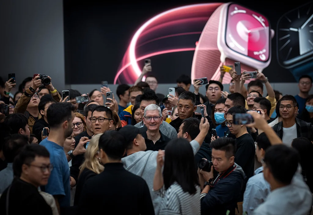 苹果CEO库克现身成都太古里与市民现场互动（视觉中国）