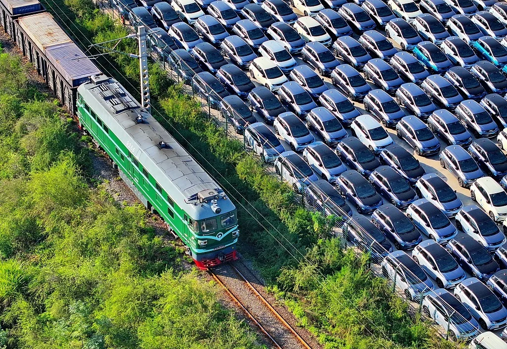2023年12月6日，满载新能源汽车的列车驶出赣州国际港。（视觉中国）