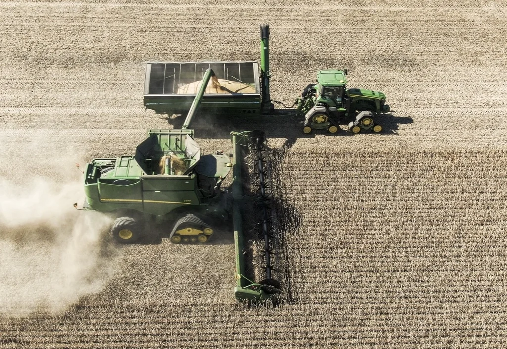 美国威斯康星州沃尔沃斯，田间正在收割的大豆/IC Photo
