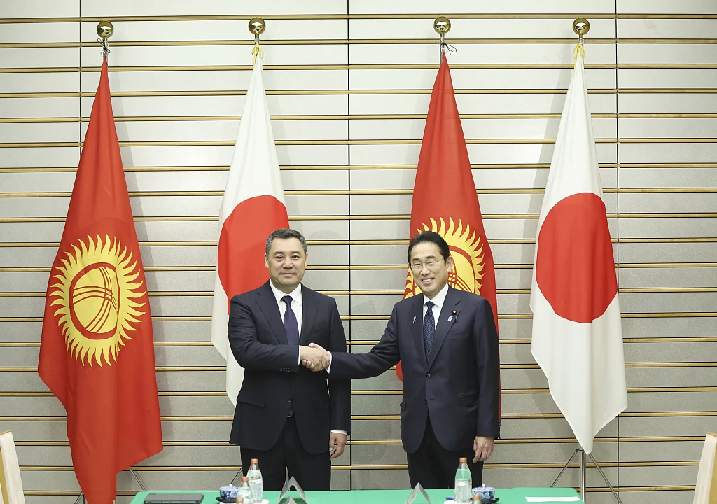 当地时间11月20日，日本首相岸田文雄(右)会见吉尔吉斯斯坦总统萨德尔·扎帕罗夫。（视觉中国）