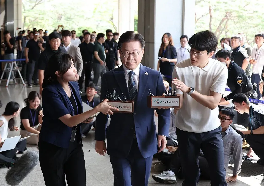 8月17日，李在明抵达中央地方检察厅，当时他尚未开始绝食。图源：GJ