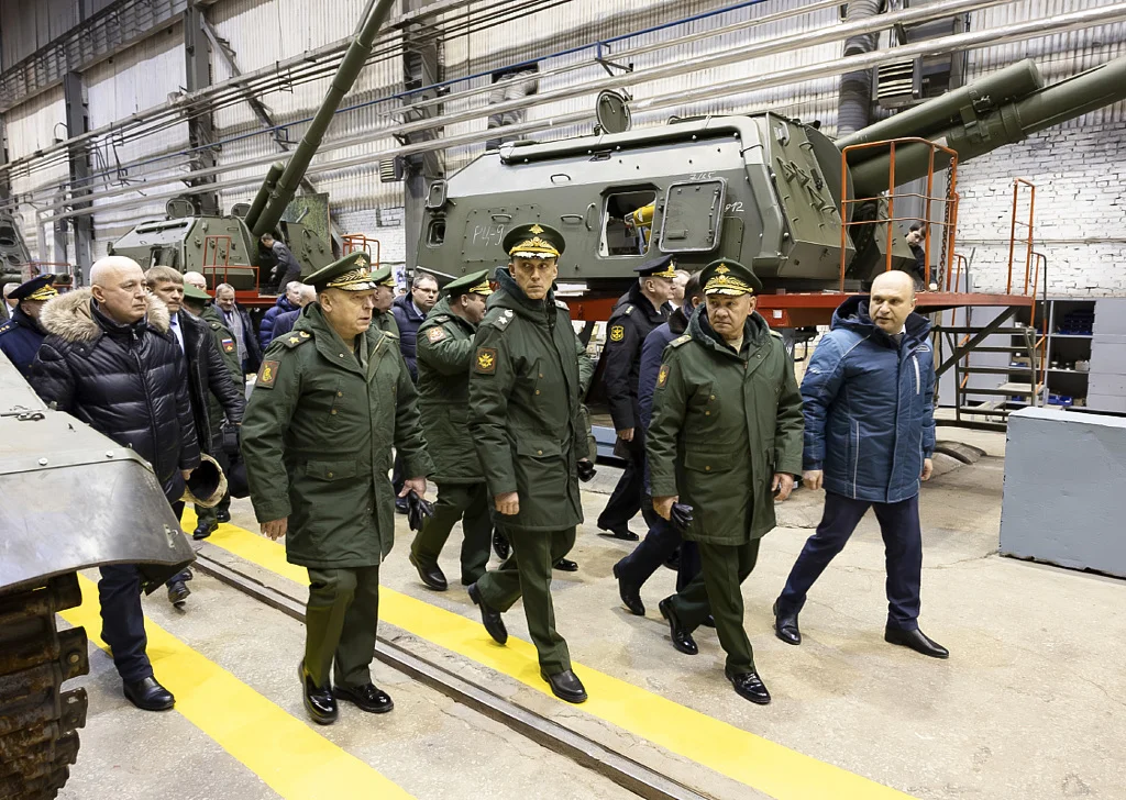 2024年1月31日，俄罗斯叶卡捷琳堡，俄罗斯国防部长绍伊古视察了制造火炮系统的乌拉尔transmash工厂 图片来源：视觉中国