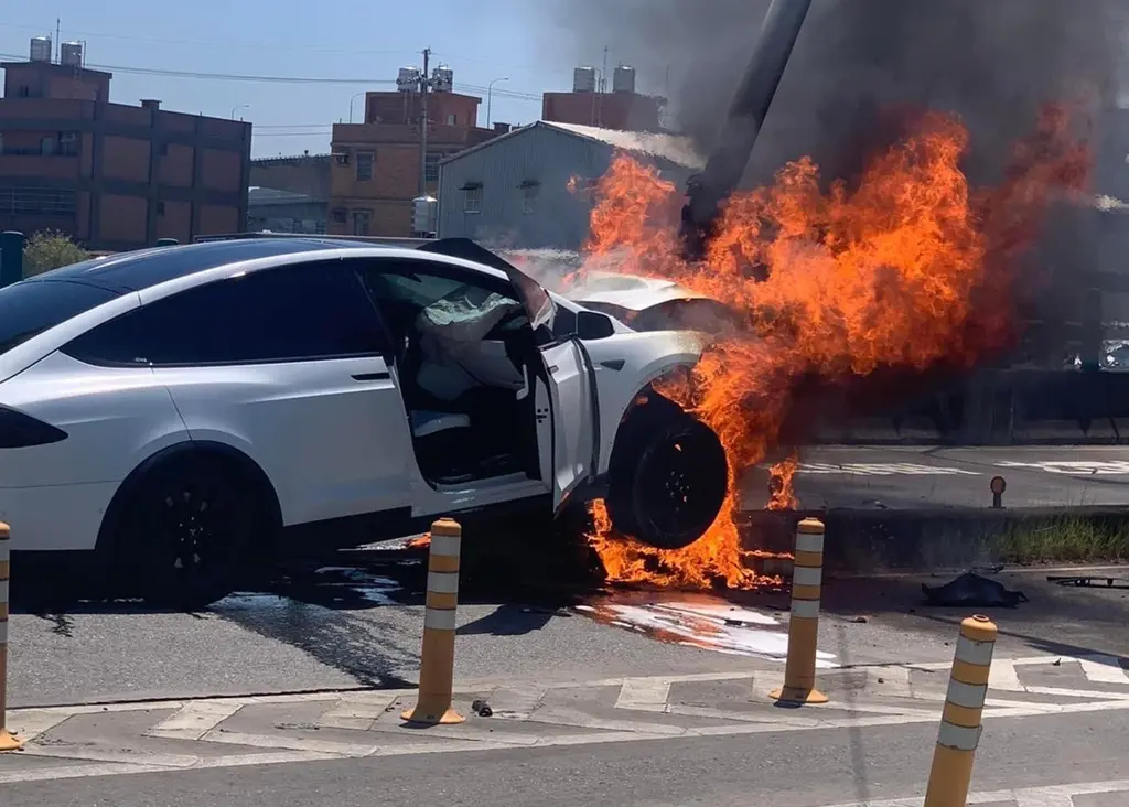 林志颖驾车撞上隔离带后起火（图片来源：台媒）