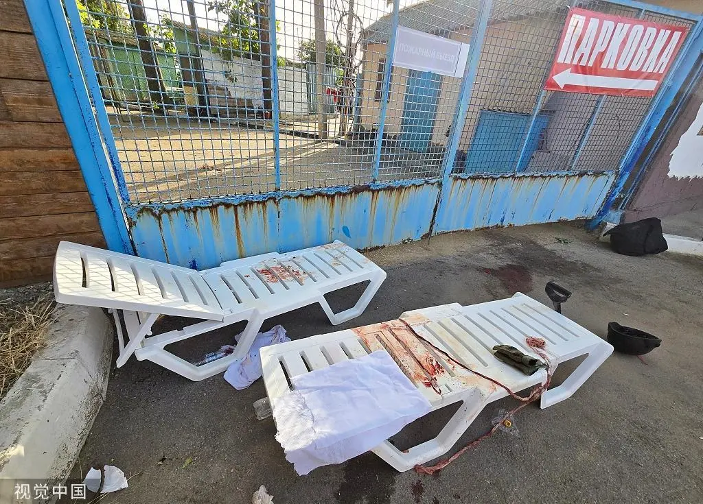 2024年6月23日，克里米亚塞瓦斯托波尔，乌克兰导弹袭击后，血迹斑斑的躺椅。（视觉中国）