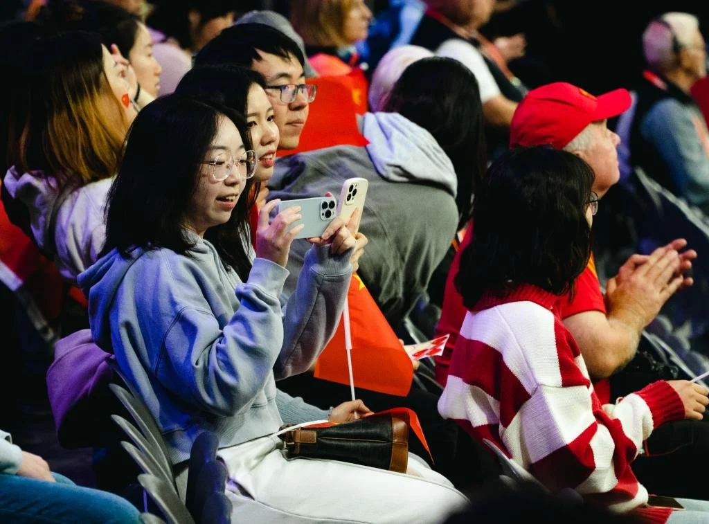从比利时鲁汶赶来的留学生高维远观看中国女排比赛。新华社记者肖亚卓摄