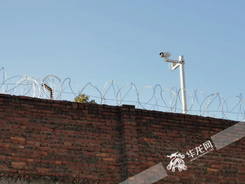 学校围墙加装了防刺网。华龙网-新重庆客户端记者 张质 摄影