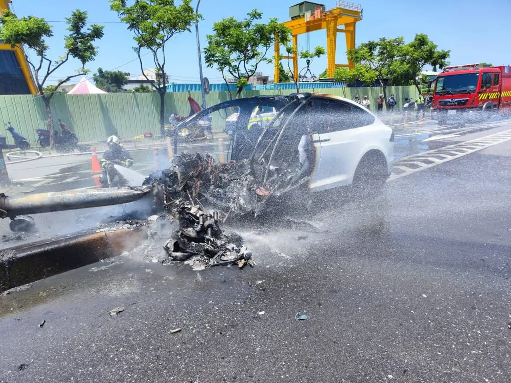 林志颖驾车撞上隔离带后起火（图片来源：台媒）