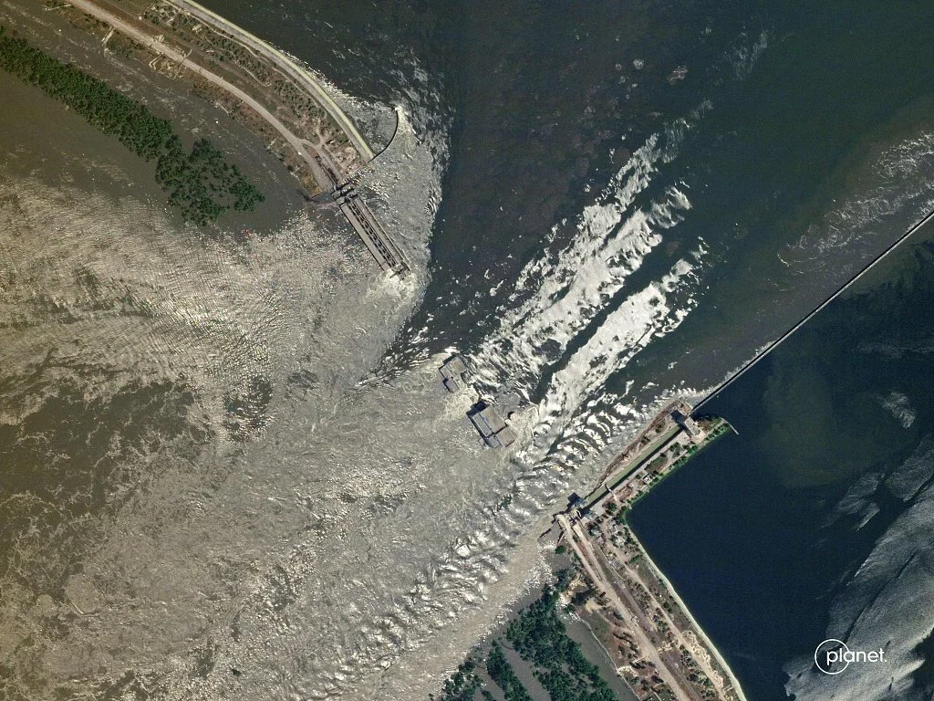 6月6日，赫尔松地区，水流经受损的卡霍夫卡水电站。（视觉中国）