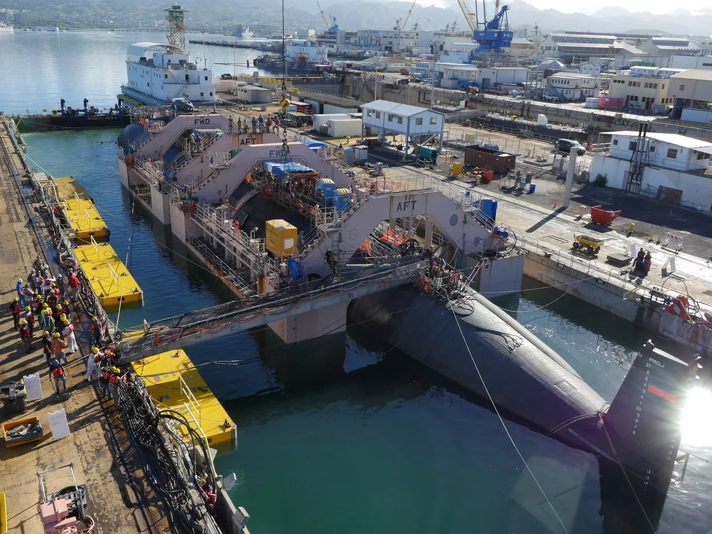 （资料图）“洛杉矶”级攻击核潜艇SSN-721“芝加哥”号进入夏威夷珍珠港海军造船厂3号船坞准备进行维修 图片来源：美国海军