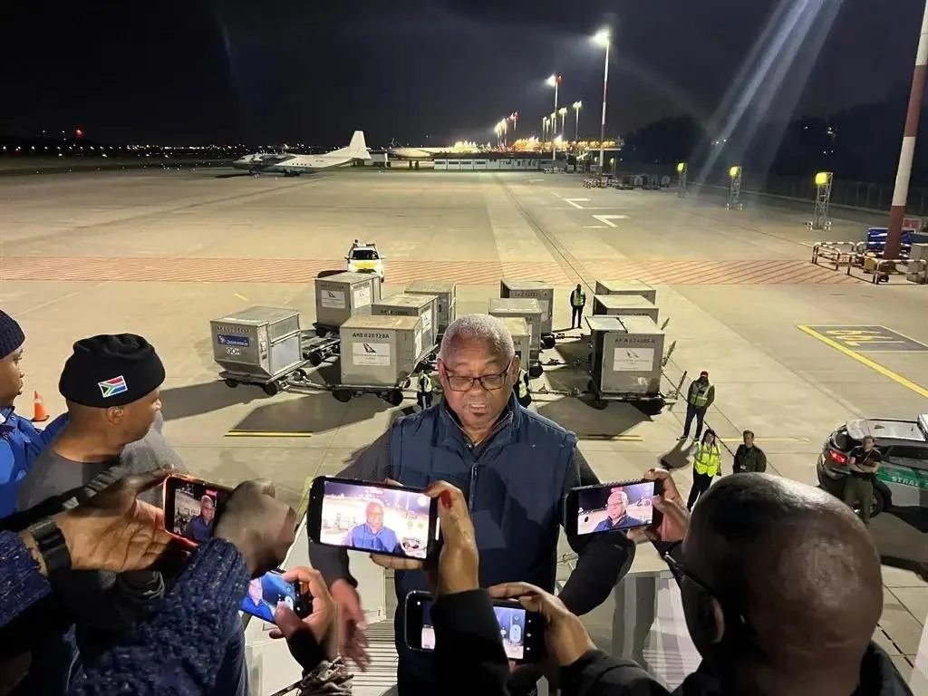 ↑南非总统安全主管沃利·罗德在飞机舷梯上召开临时记者会