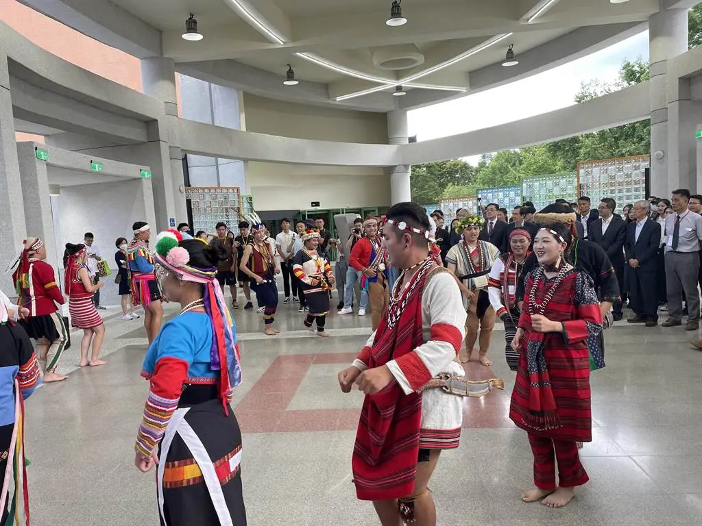 东华大学学生以多首少数民族舞蹈来迎接大陆师生团 图自中时新闻网