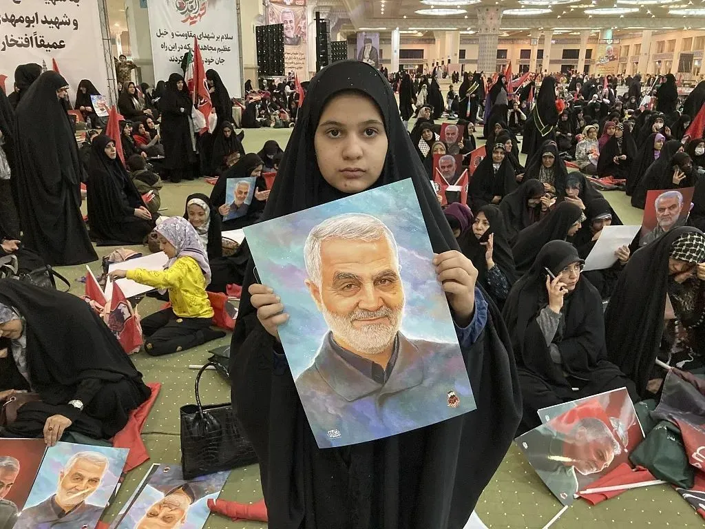 1月3日，在伊朗德黑兰的伊玛目霍梅尼大清真寺，一名伊朗女孩在已故革命卫队将军苏莱曼尼的纪念仪式上举着他的肖像。