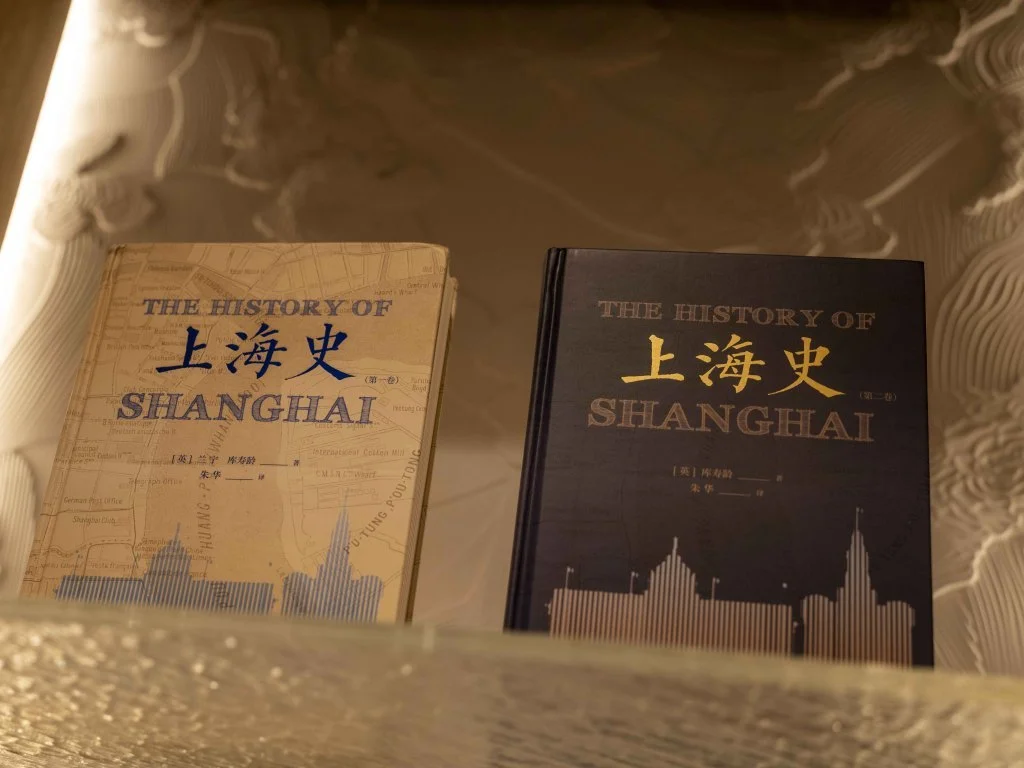 2025年6月27日，派对上陈列的《上海史》。