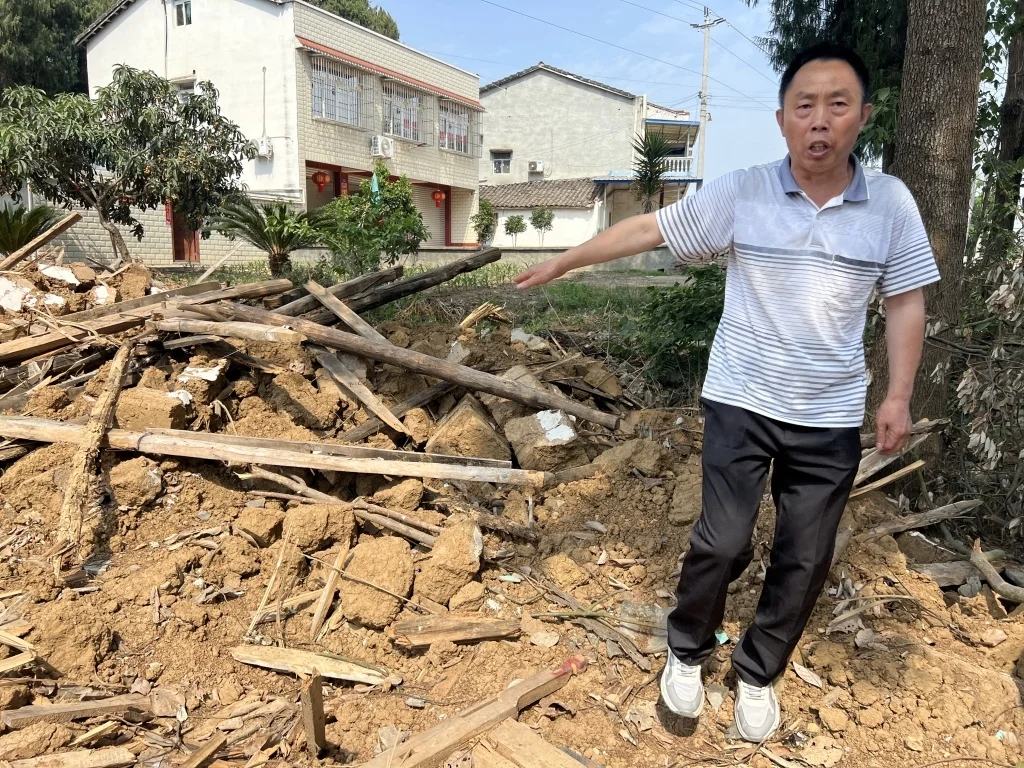 杨清虎说,他与儿子已经分户,否认了政府“一户多宅”的说法。