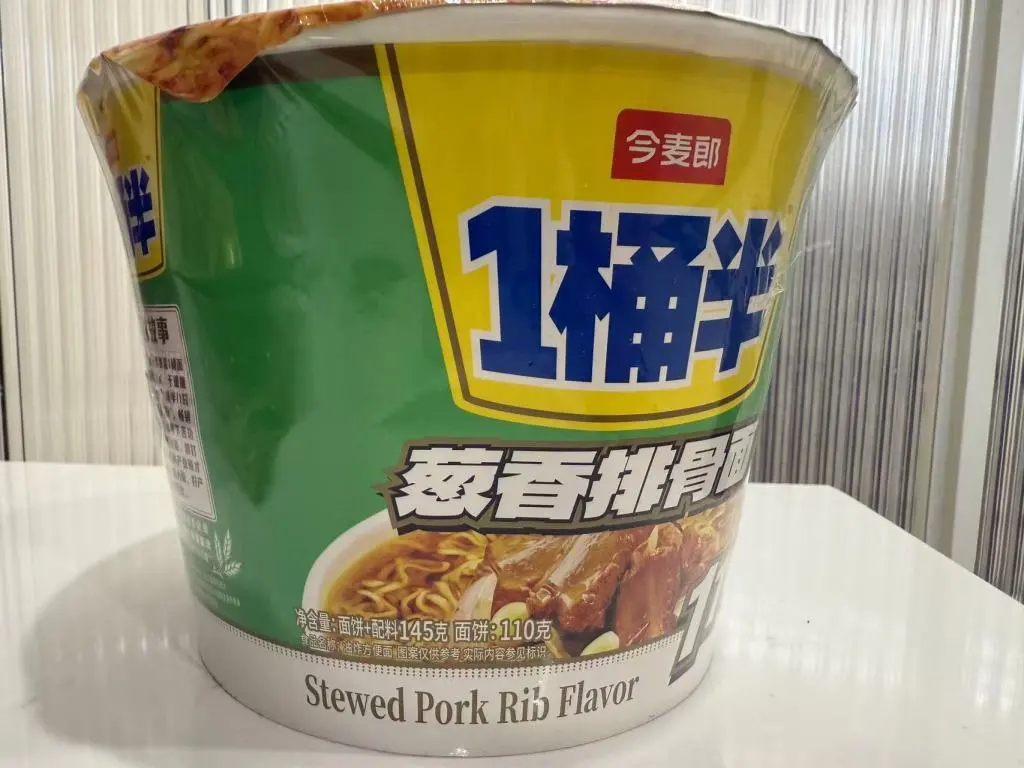 熱銷的今麥郎 “1 桶半” 桶裝方便面面餅標注的克數為 110g，產品外包裝上注明：“不是兩桶買不起，而是1桶半更有性價比：與今麥郎彈面小桶產品對比” 等字樣。