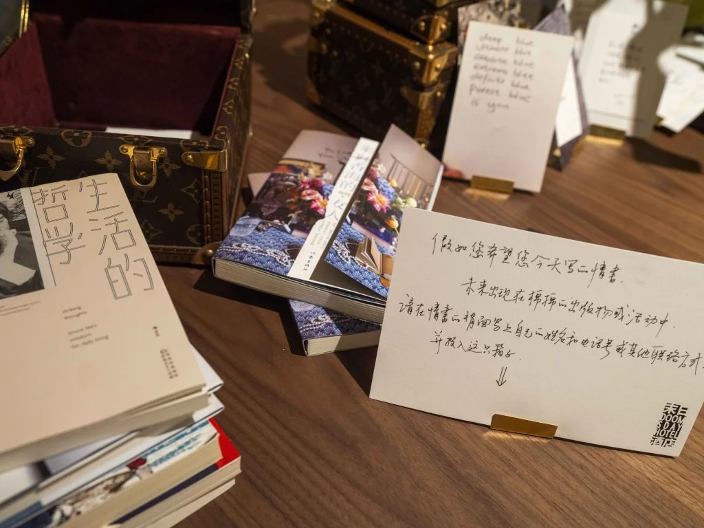 2025年6月27日，派对上的作家出版社出版的棉棉新书《来自香海的女人》和其他作者的书，以及一些文学碎片。