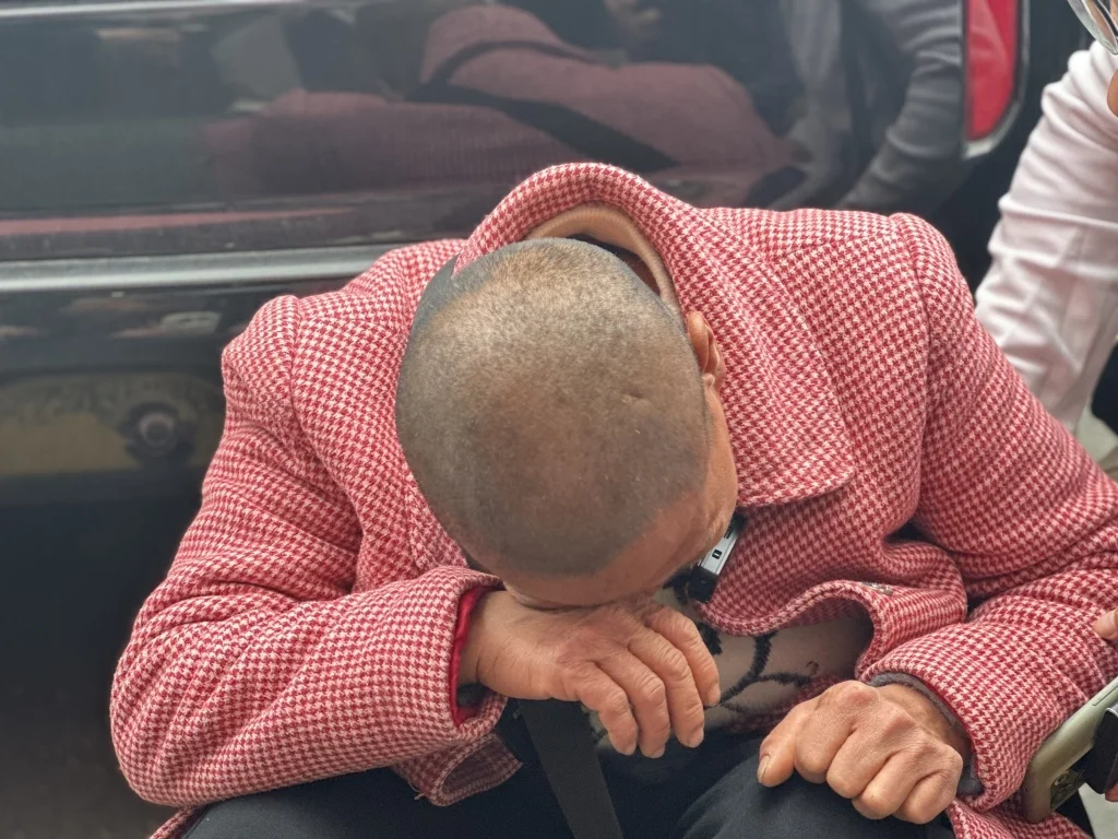 得知易庚华被判死缓，李海玉无法接受，多次失声痛哭。澎湃新闻记者 陈绪厚 图