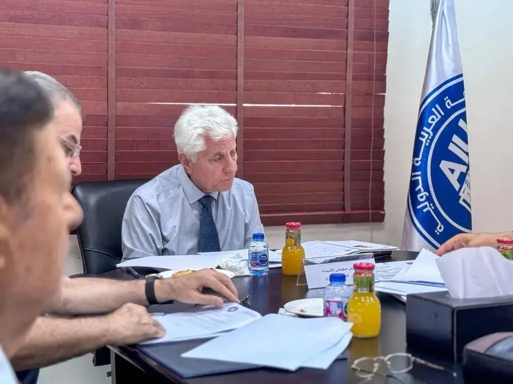 2025年7月，阿拉伯国际大学在社交媒体Facebook上发布了一张阿姆尔·阿尔马纳齐的照片。