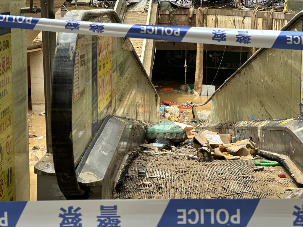 负一楼扶梯入口处。