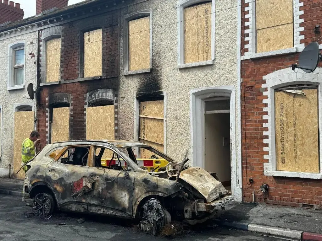 2026年6月,英国北爱尔兰首府贝尔法斯特东部的伦德里克街在移民骚乱中被焚毁的汽车 新华社 高文成摄