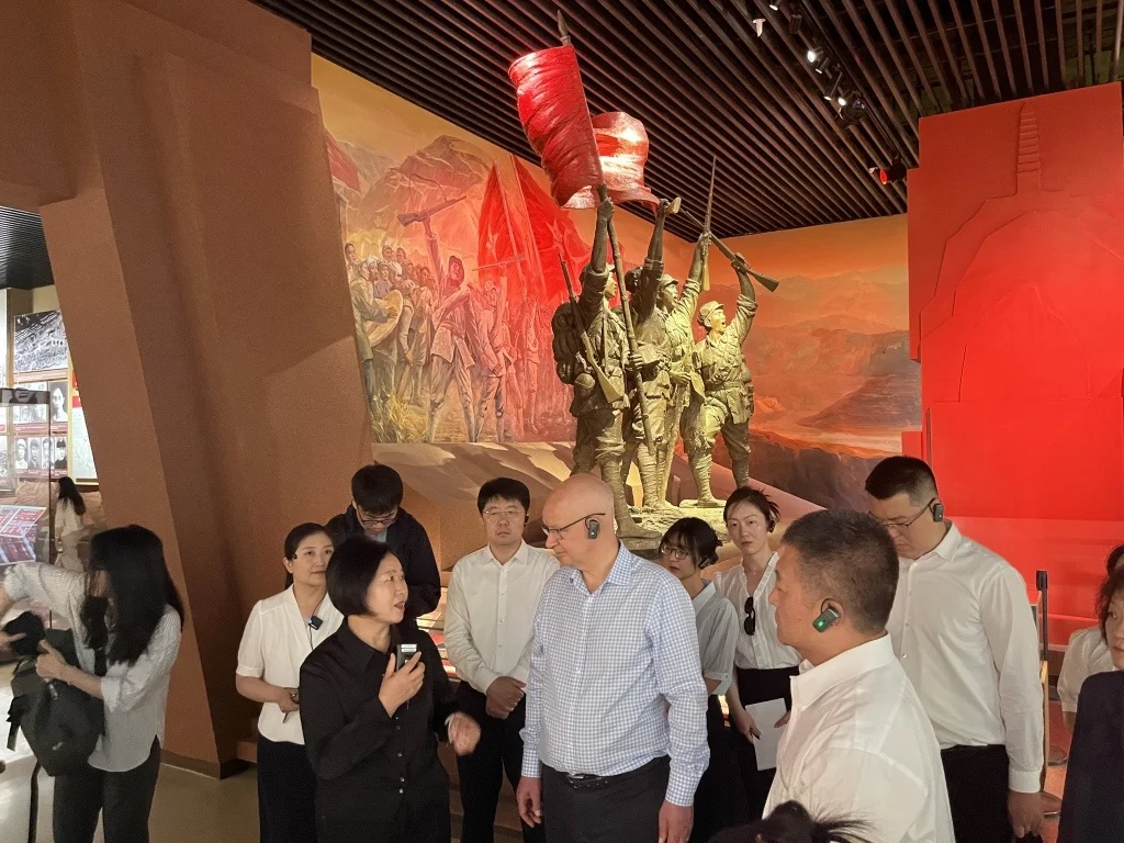 英国驻华大使受邀访问延安与习近平插队地梁家河