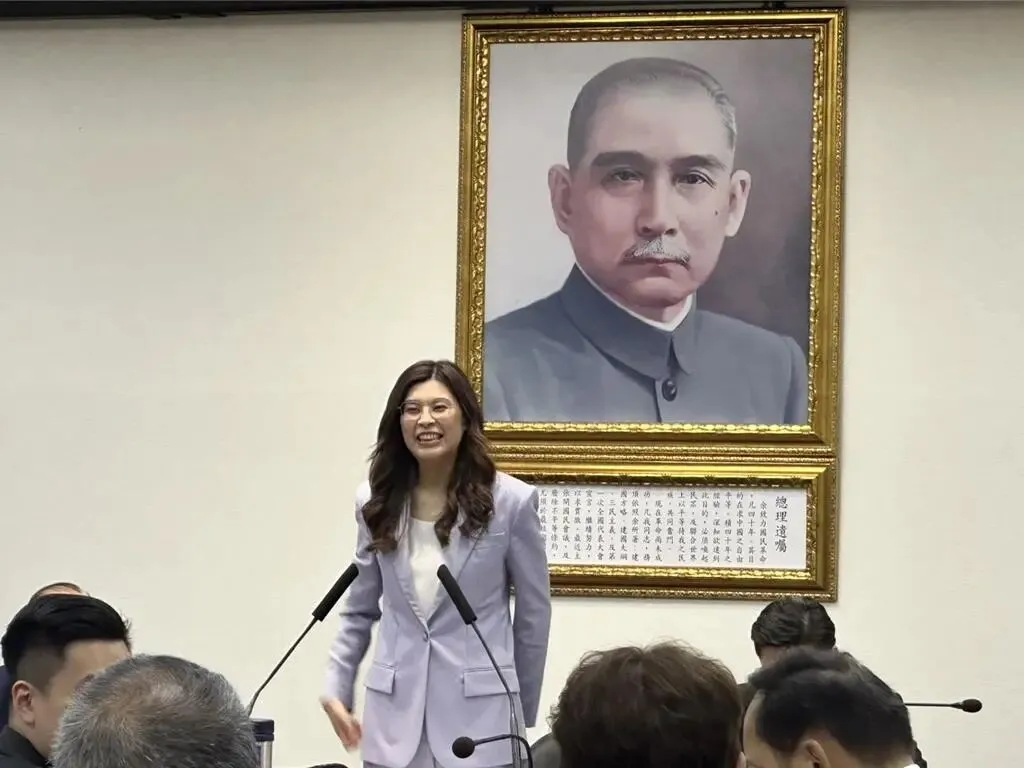 郑丽文主动和解 “负荆请罪”当面向韩国瑜道歉