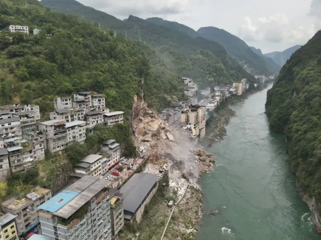 重庆山体崩塌前夜 有人上山查看后挨家挨户通知撤离