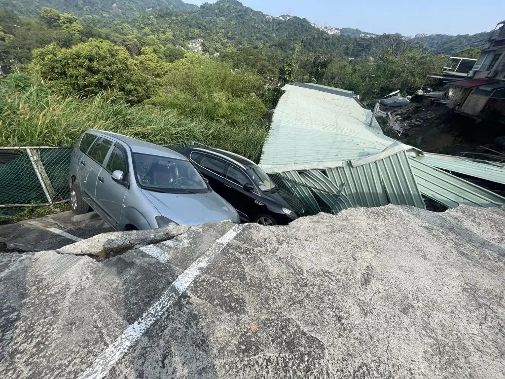 台媒称，新店山区住户面前的道路和铁皮车库，因为道路塌方，变成无路可走。 图源：台湾中时新闻网引自社交媒体