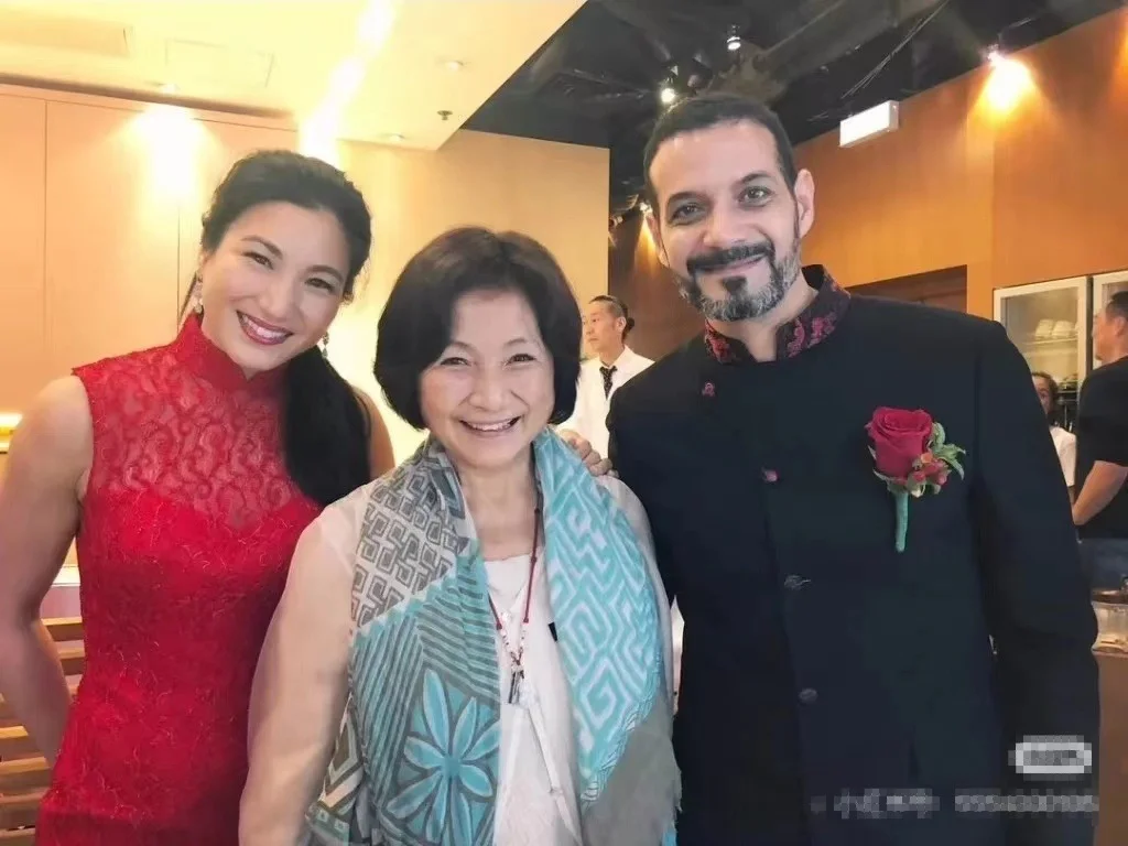 郑佩佩去世后女儿晒姐妹近照，两女儿长相和郑佩佩几乎一模一样