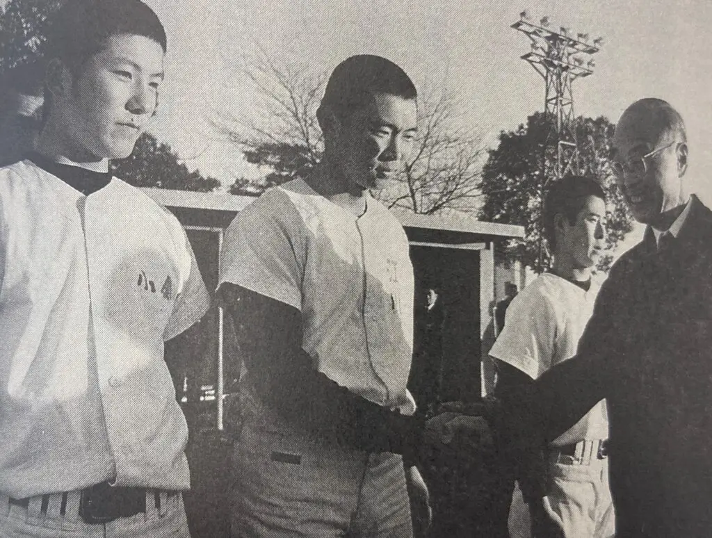 ·高中时，龟冈（左一）成为棒球队4号球员。