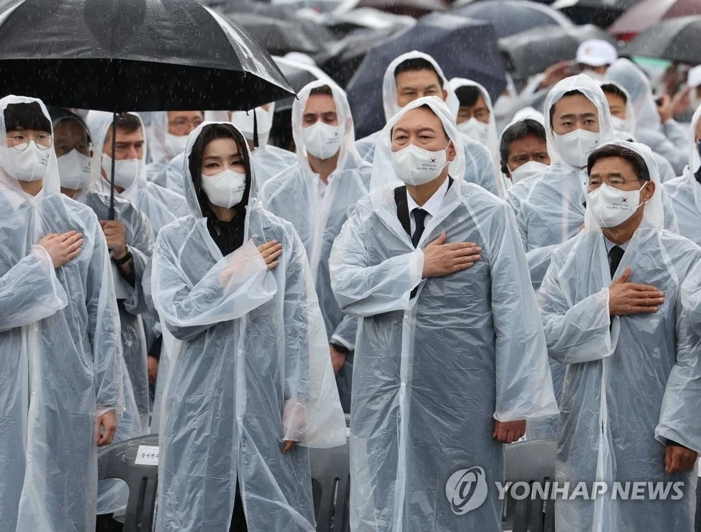 韩国总统夫妇雨中亲密互动