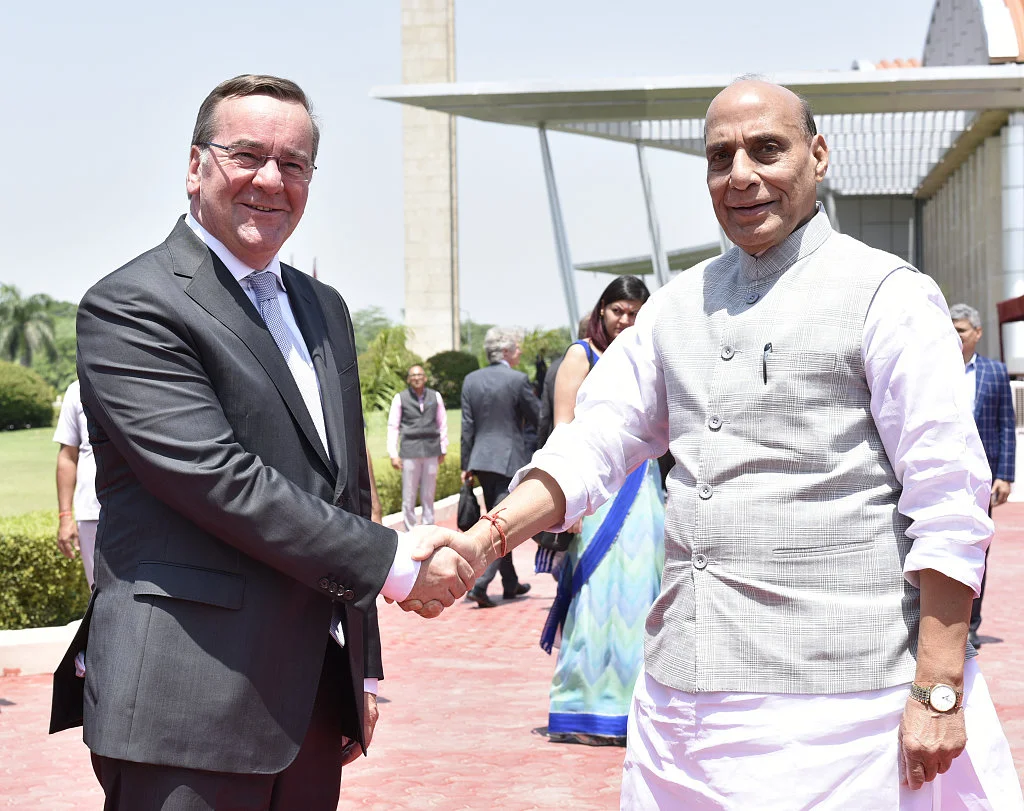 6月6日，印度新德里，印度国防部长拉杰纳特·辛格与德国国防部长皮斯托里乌斯在Manekshaw中心会面时握手。（视觉中国）