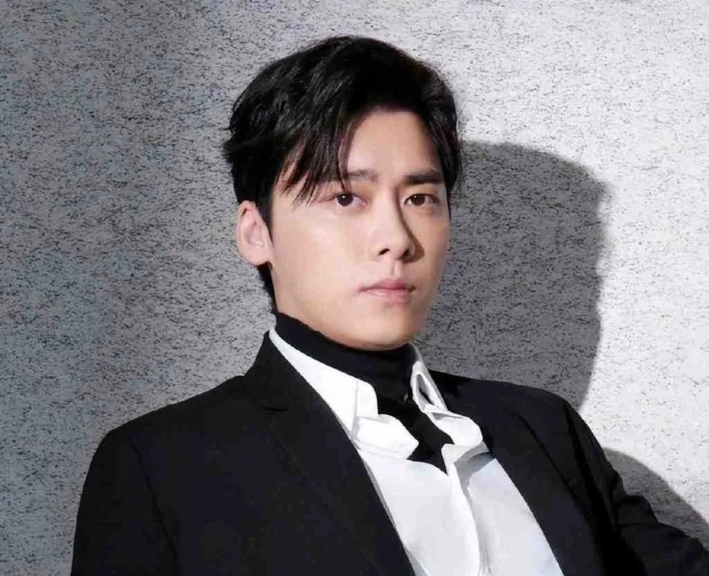 李易峰工作人员全部解散:大多数人面临失业,只留下经纪人收尾