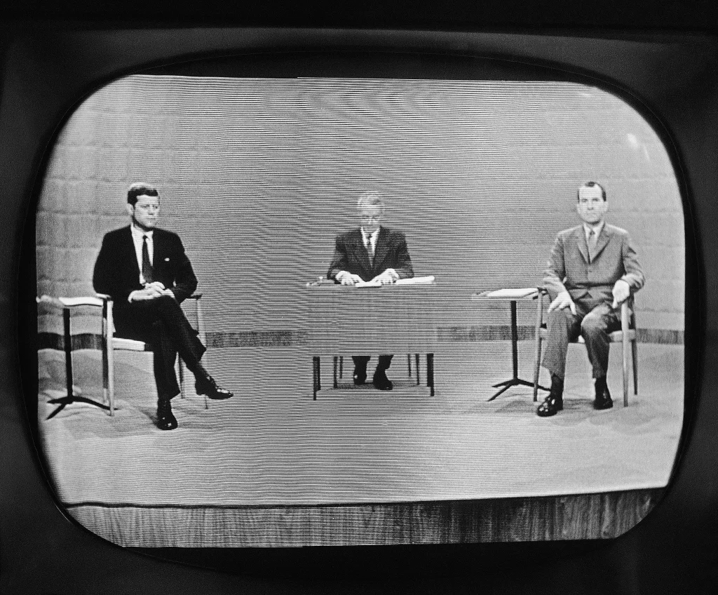 1960年9月26日,美國芝加哥,副總統理查德·尼克松和參議員約翰·肯尼迪在總統候選人全國電視辯論中交鋒。視覺中國 圖