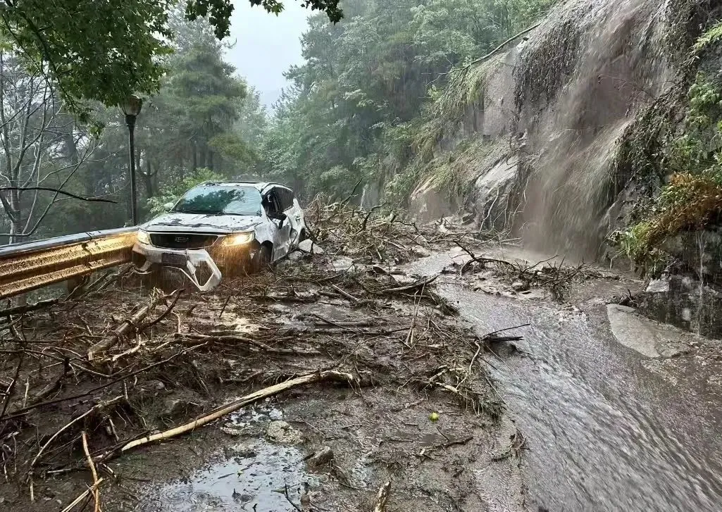 唐兵的车因山体滑坡受损严重，他曾从被石头击碎的车窗逃生 / 受访者供图