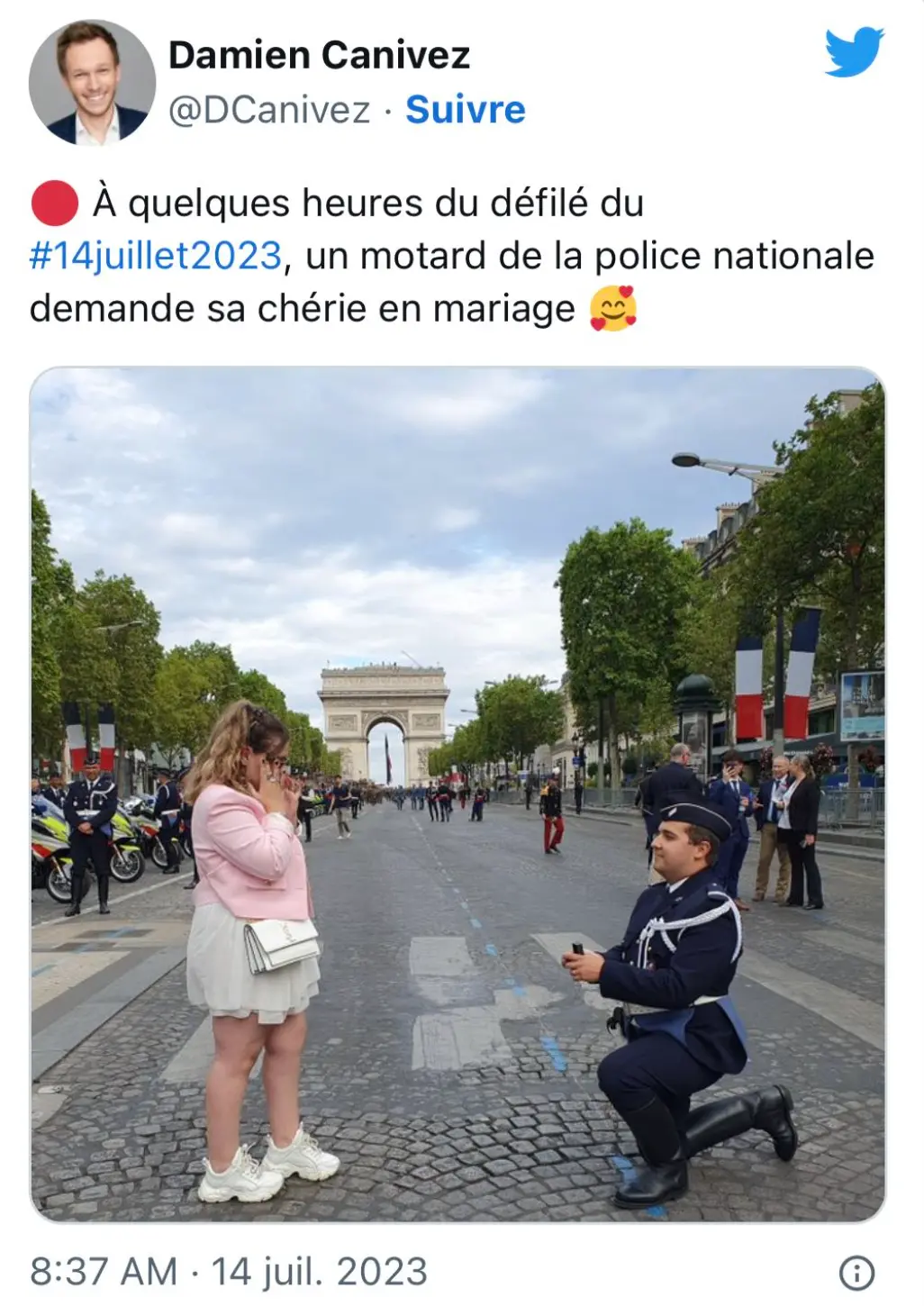 ▲ 2023年法国国庆阅兵式期间，一名法国摩托骑警向伴侣求婚。（推特截图）