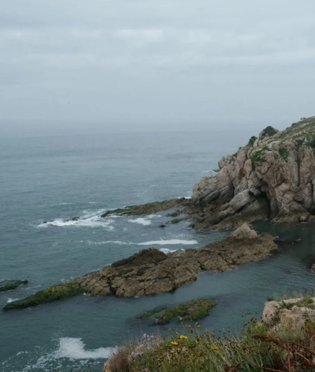 大连琥珀湾海浪拍着礁石