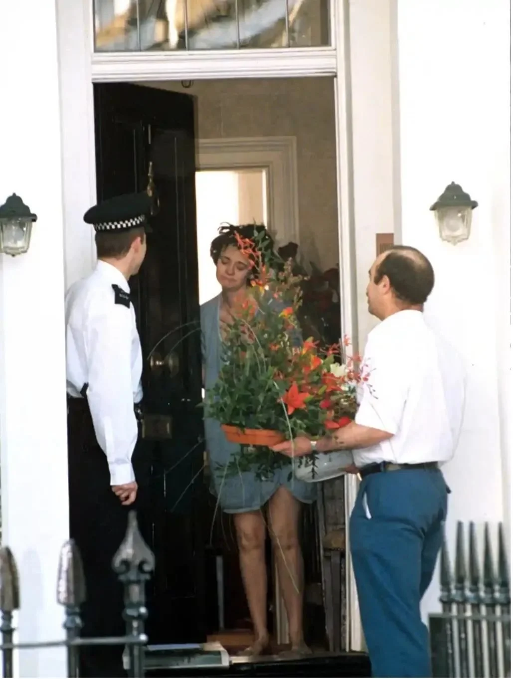 ▎1997 年 5 月工党选举胜利后的早晨，新任首相夫人切丽·布莱尔穿着睡衣打开了她在伊斯灵顿的家门。在接受杂志采访时，她承认：“当托尼成为首相时，我没有意识到会有这么多人对我感兴趣”。图源：Rex Features